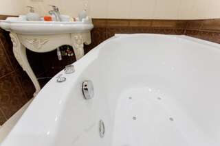 Апартаменты Royal Suite apartment with jacuzzi Сумы Апартаменты с видом на сад-16