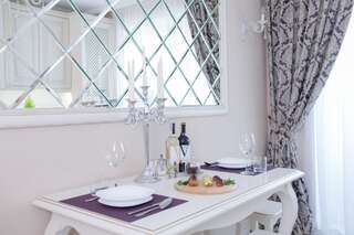 Апартаменты Royal Suite apartment with jacuzzi Сумы Апартаменты с видом на сад-5