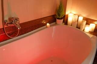 Апартаменты Royal Suite apartment with jacuzzi Сумы Апартаменты с видом на сад-63